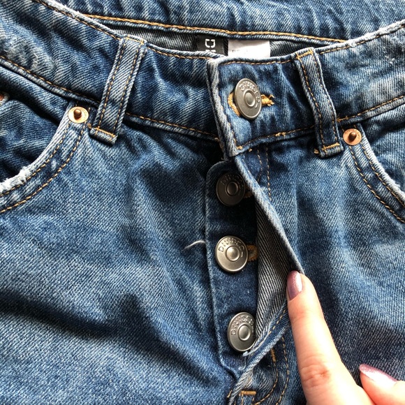 H&M High-Waisted Straight Leg Jeans - Picture 6 of 9